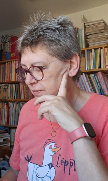 Frau mit Brille, die auf ihren Laptop schaut
